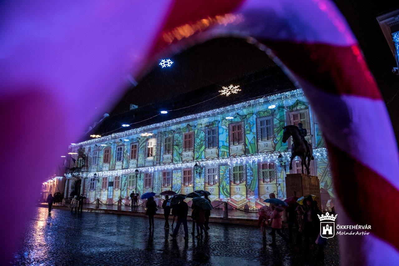 A negyedik gyertya lángja is fellobban a város adventi koszorúján